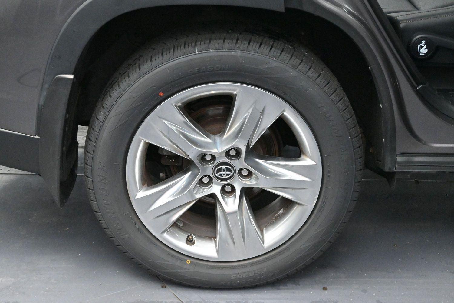 Used 2019 Predawn Gray Mica Toyota Limited image 41