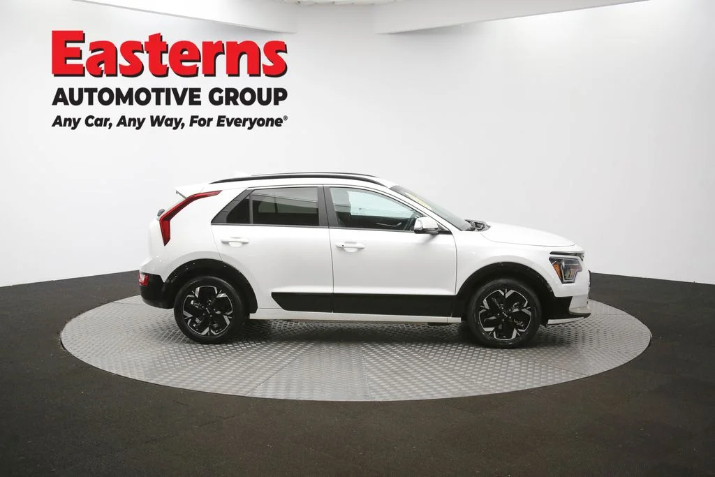 Used 2024 White Kia Wind image 45