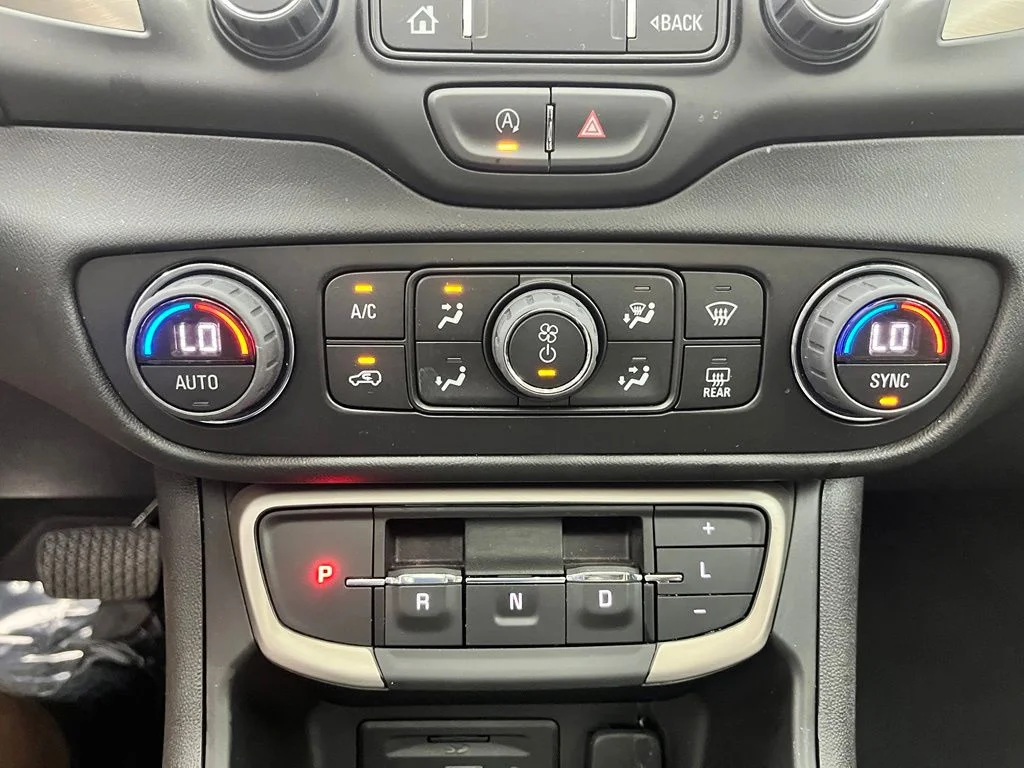 Used 2024 White GMC Denali image 29