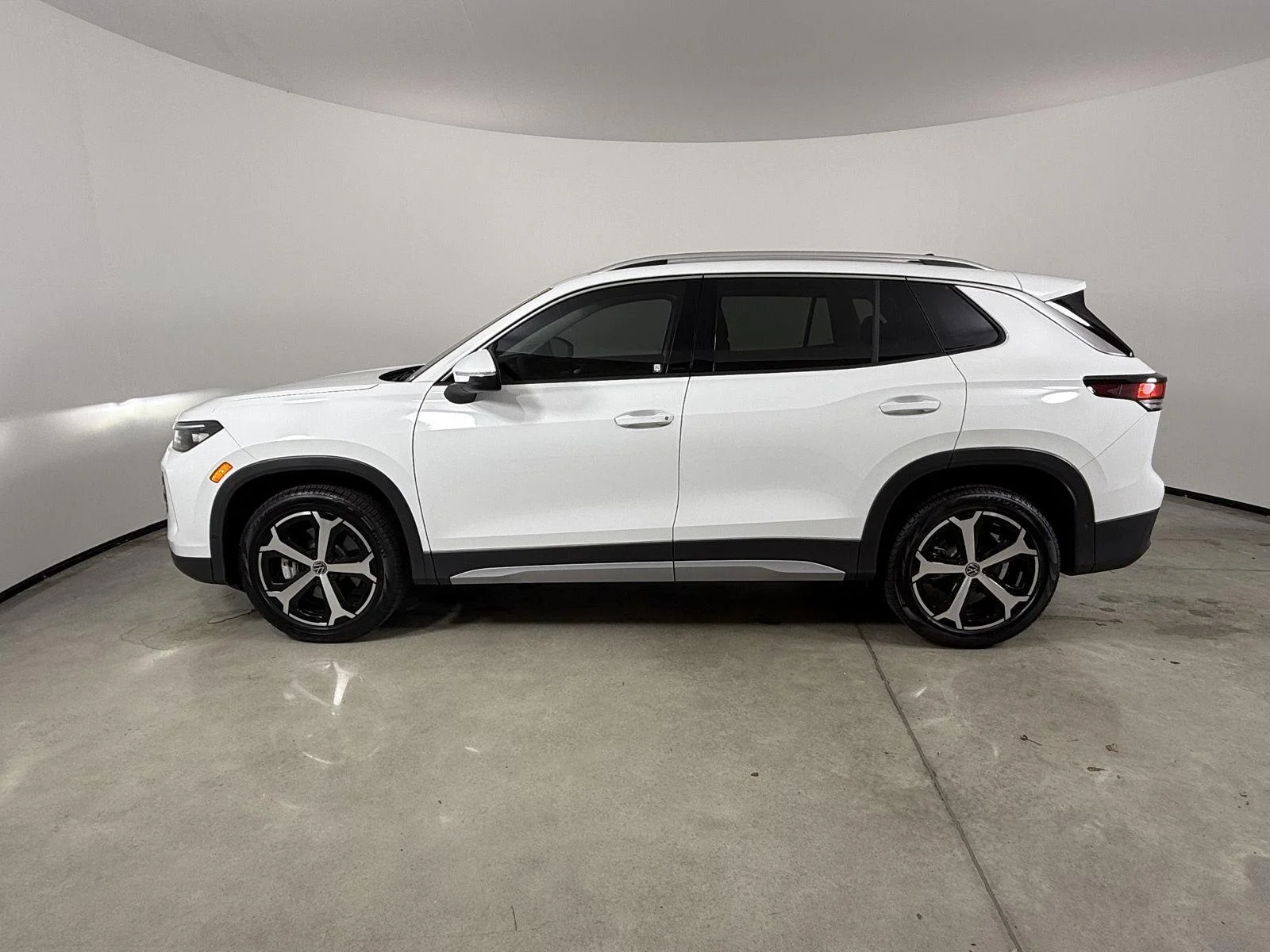 New 2026 Pure White Volkswagen SE image 8