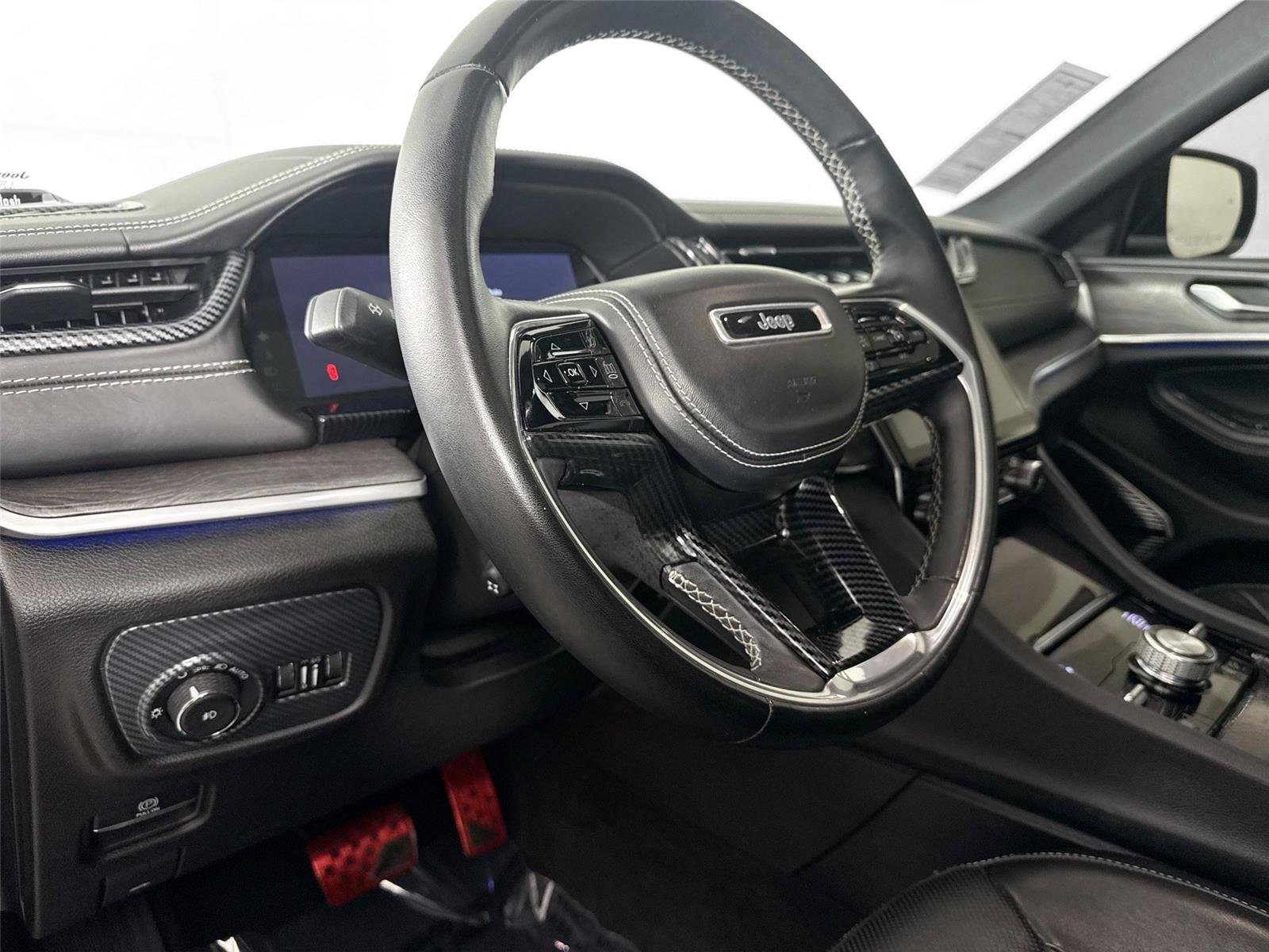 Used 2022 Velvet Red Pearlcoat Jeep Overland image 4
