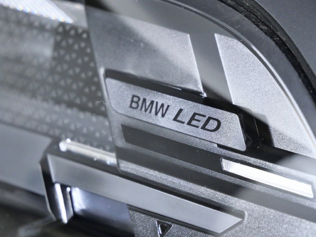 New 2026 Black Sapphire Metallic BMW M60i image 4