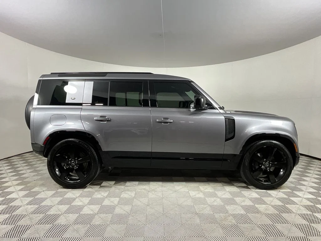 Used 2024 Gray Land Rover X-Dynamic SE image 5