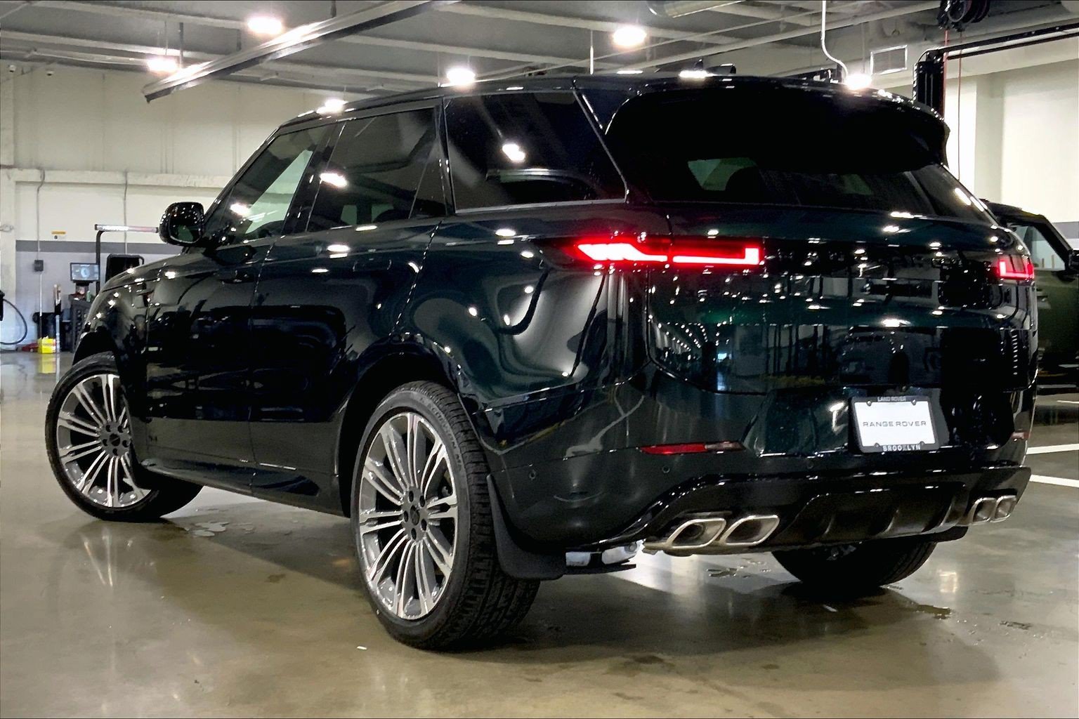 New 2027 British Racing Green Land Rover  Dynamic SE P530 image 12