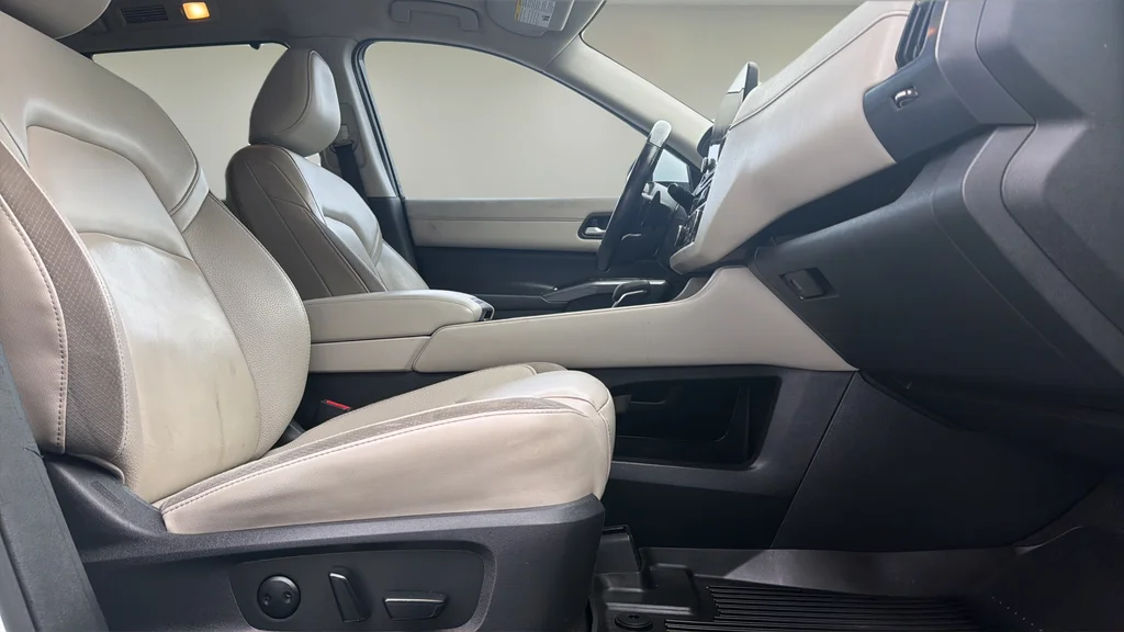 Used 2023 White Nissan SL image 11