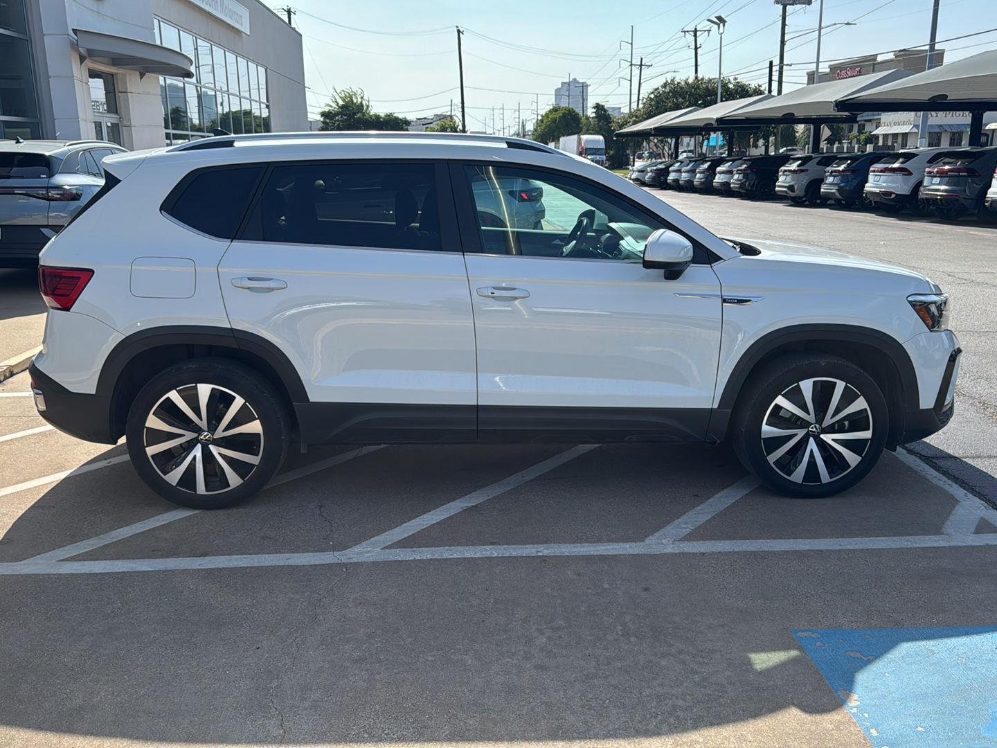 Used 2023 Pure White Volkswagen SE image 4