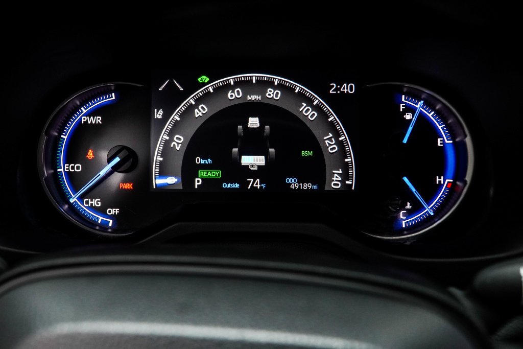 Used 2025 White Toyota XLE image 34