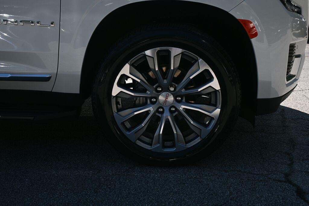 Used 2021 White Frost Tricoat GMC Denali image 29