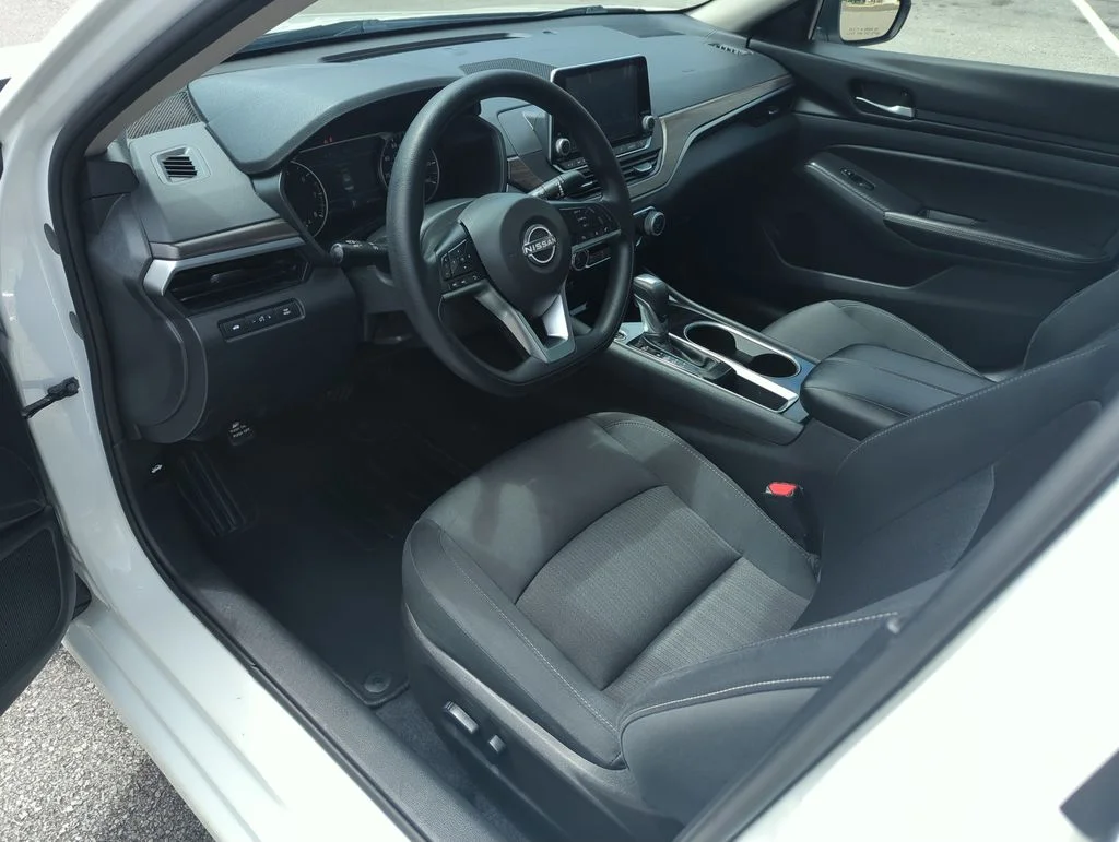 Used 2024 White Nissan 2.5 SV image 10