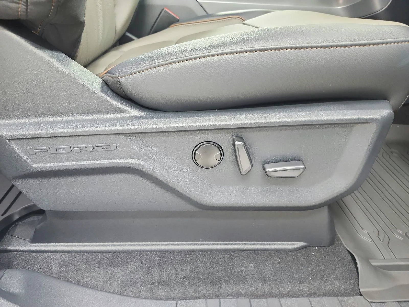 New 2026 Star White Metallic Tri-Coat Ford Lariat® image 40