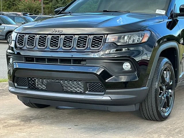 New 2026 Diamond Black Crystal Pearl-Coat Exterior Paint Jeep Latitude image 10