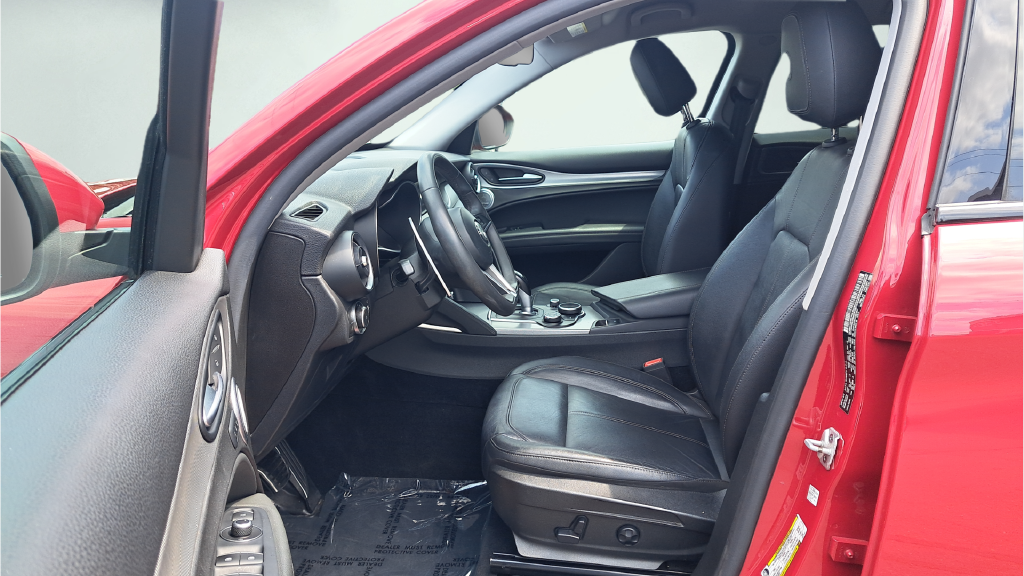 Used 2018 Red Alfa Romeo Base image 10