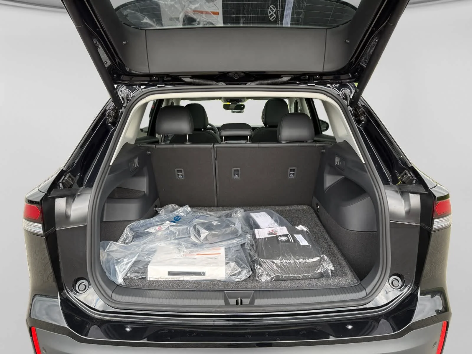 New 2026 Deep Black Pearl Volkswagen SE image 23