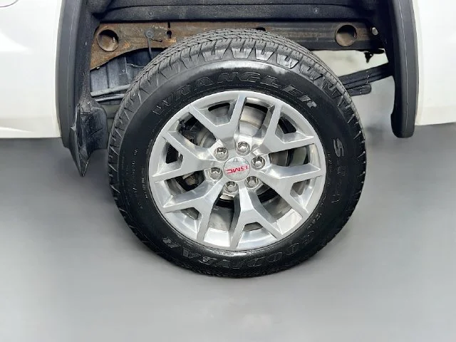 Used 2018 White GMC SLT image 36