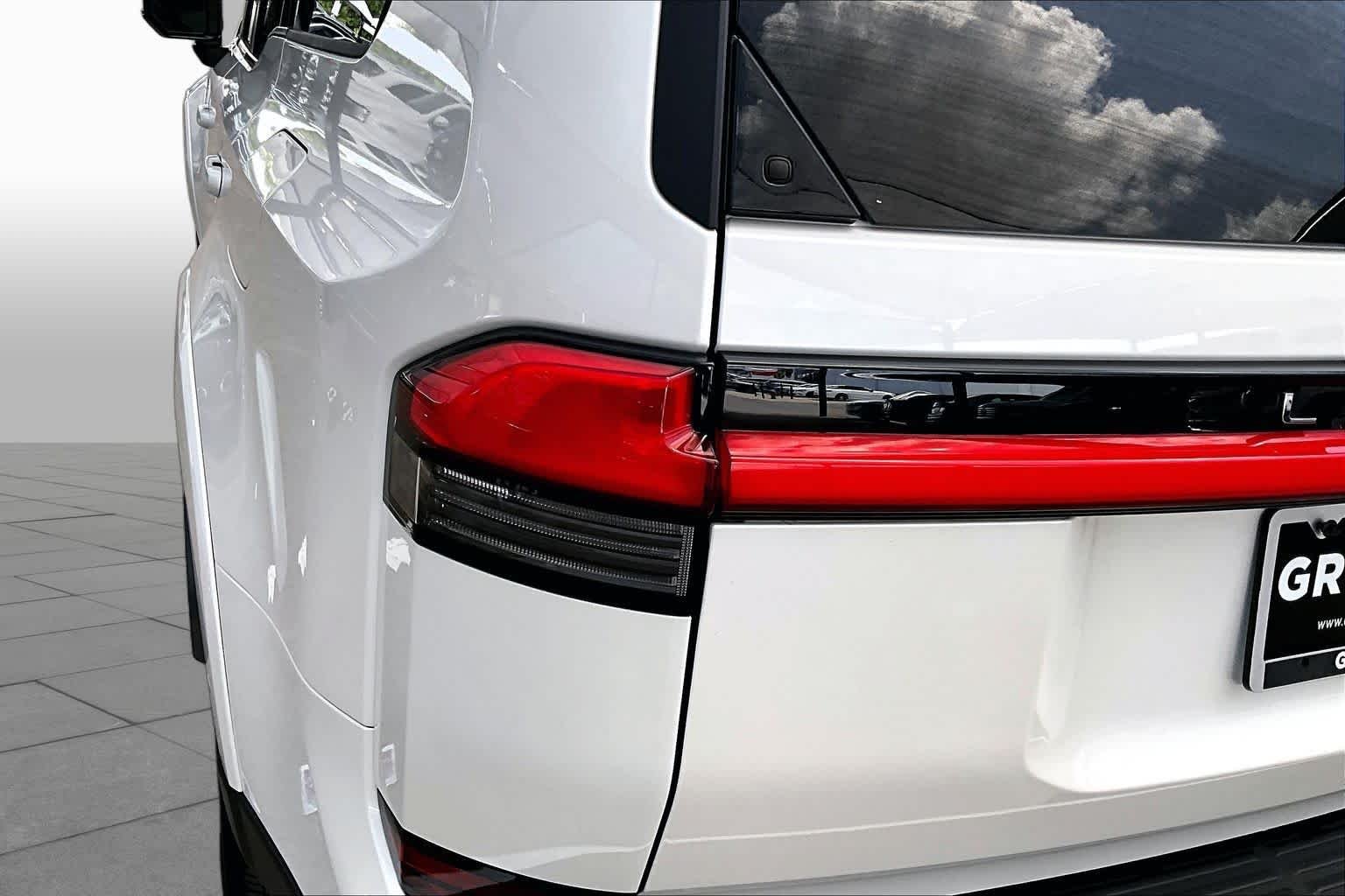 Used 2025 Eminent White Pearl Lexus Premium image 28