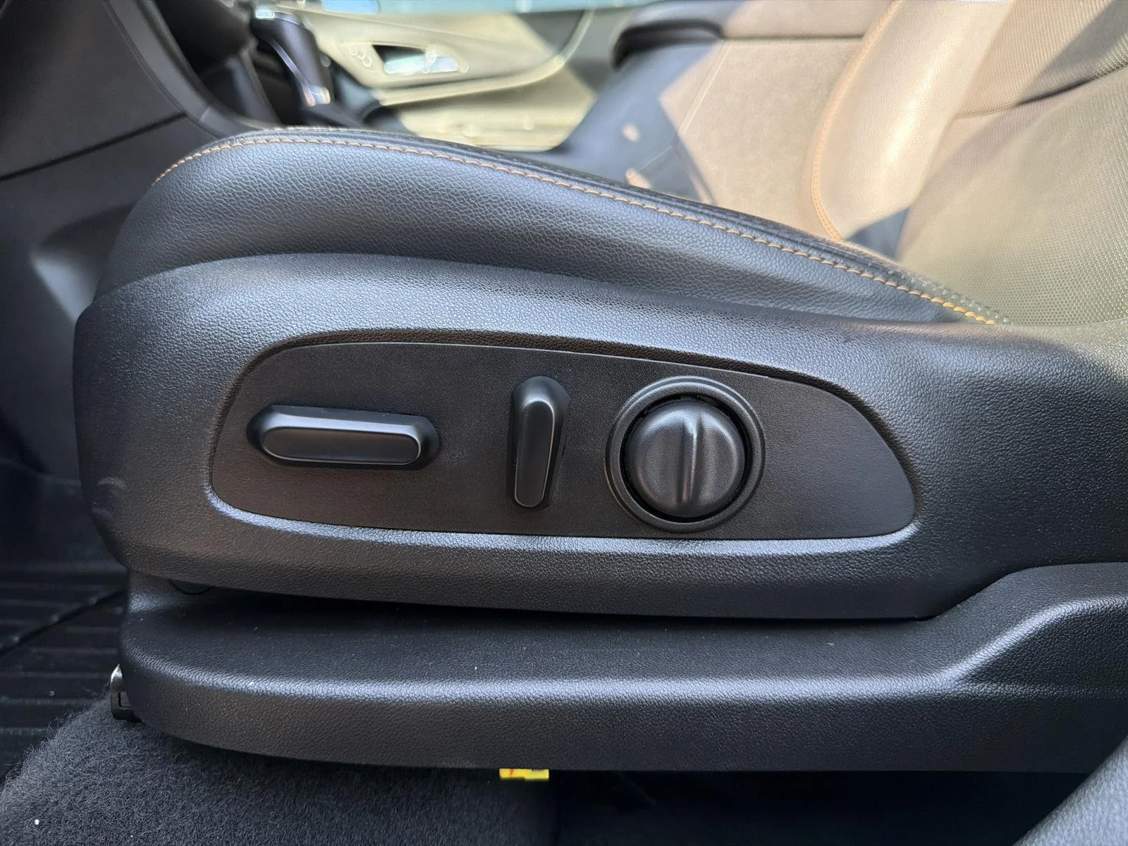 Used 2019 Iridescent Pearl Tricoat Chevrolet Premier image 17