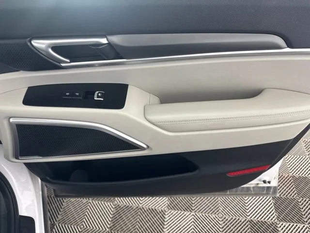 Used 2022 White Kia S image 24