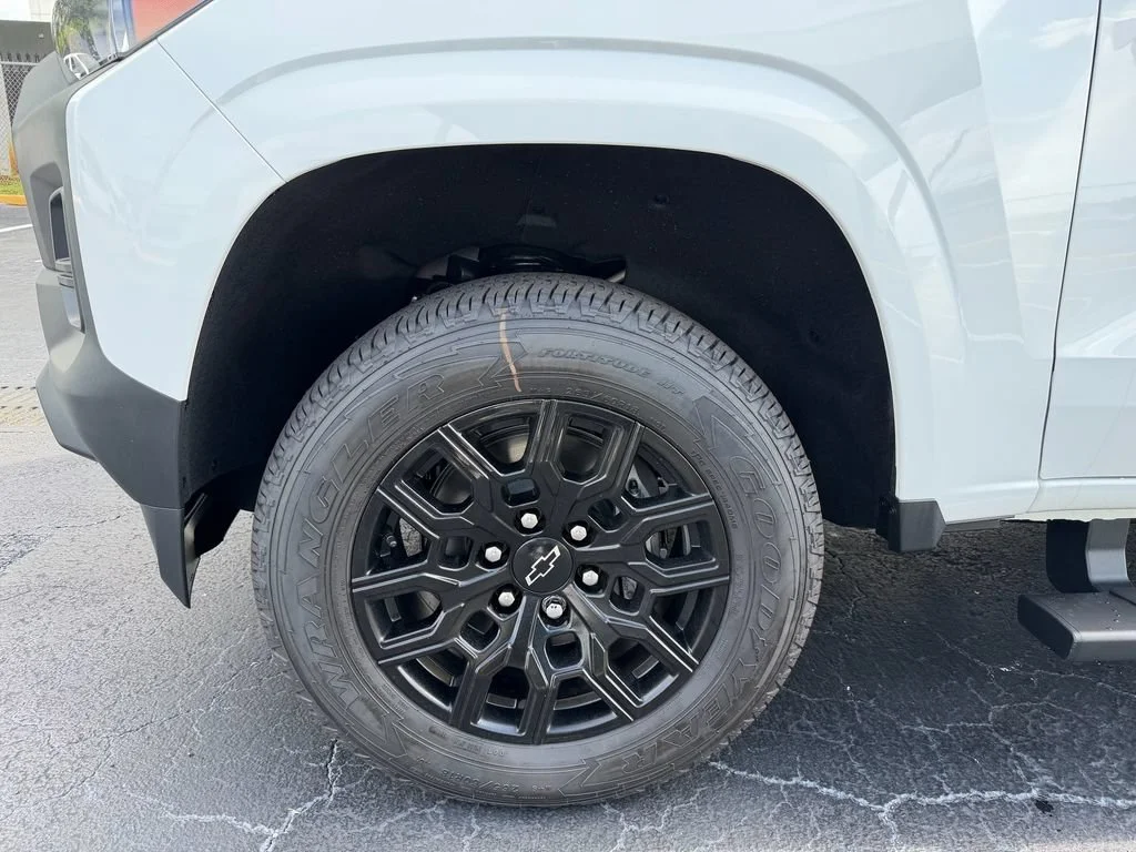 New 2026 Summit White Chevrolet WT image 9