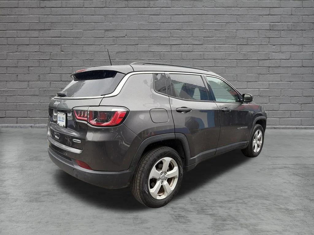 Used 2018 Crystal Metallic Jeep Latitude image 4