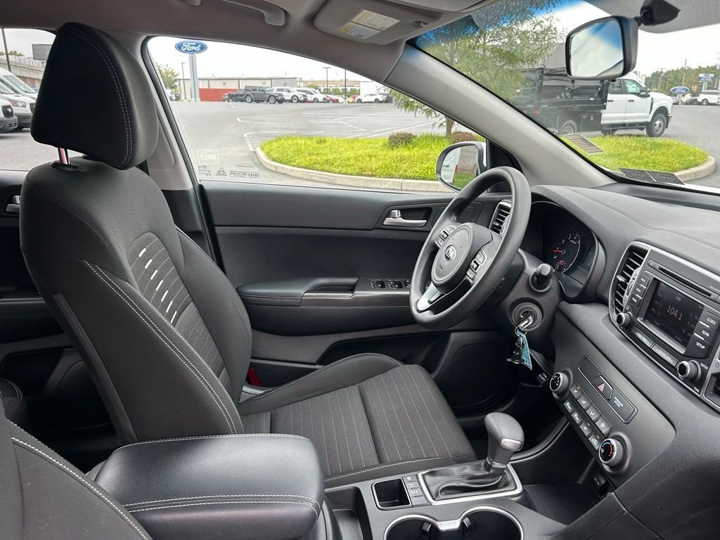 Used 2018 White Kia LX image 33