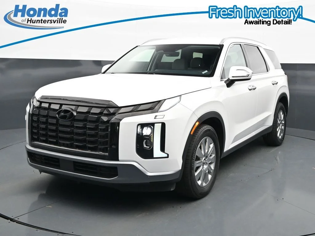 Used 2025 White Hyundai SEL image 4