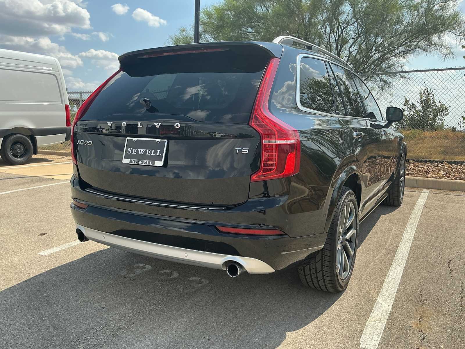 Used 2019 Onyx Black Metallic Volvo Momentum image 4