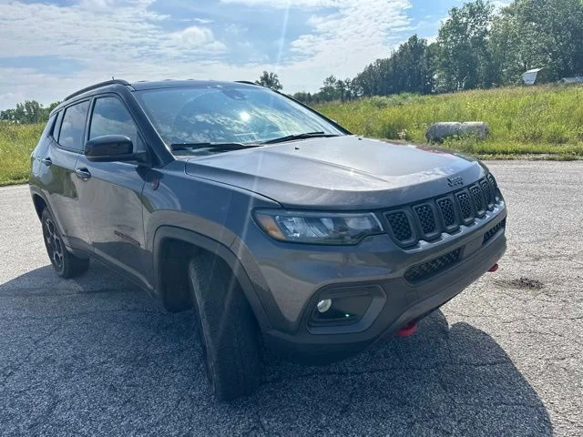 Used 2024  Jeep Trailhawk image 9