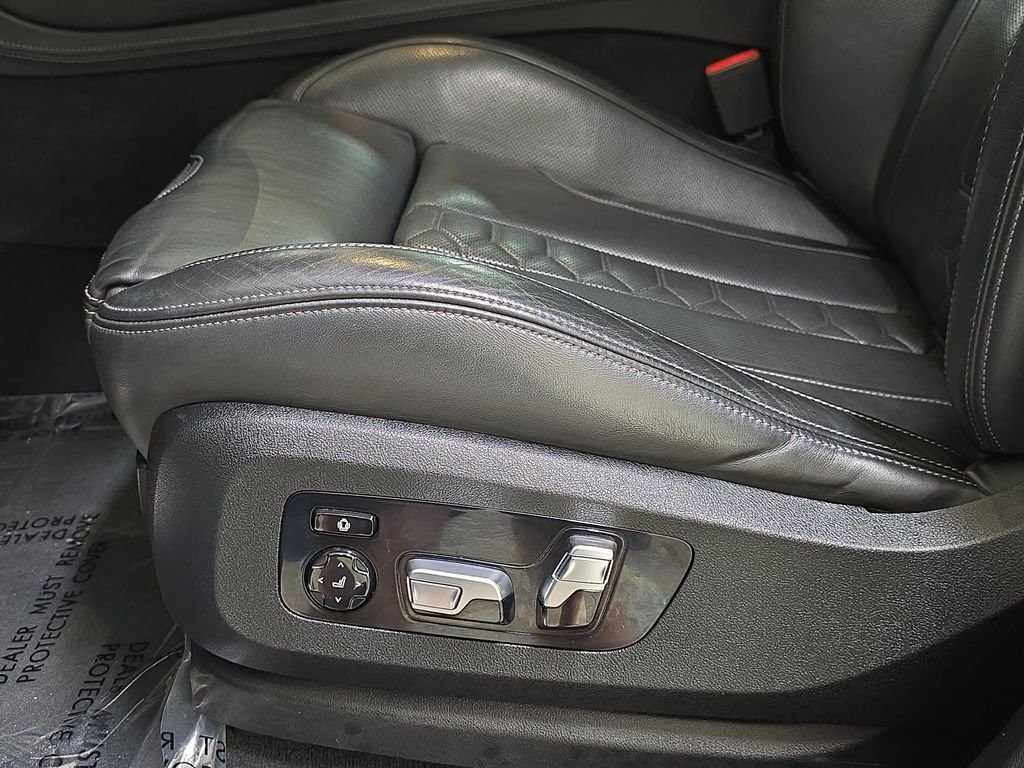 Used 2020 Marina Bay Blue Metallic BMW Competition image 28