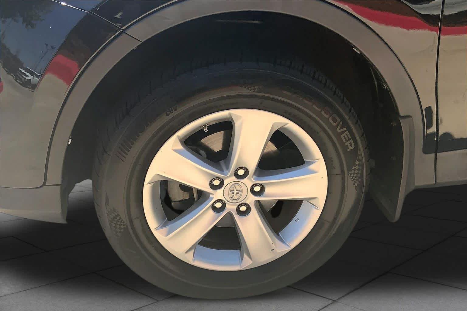 Used 2013 Black Toyota XLE image 10