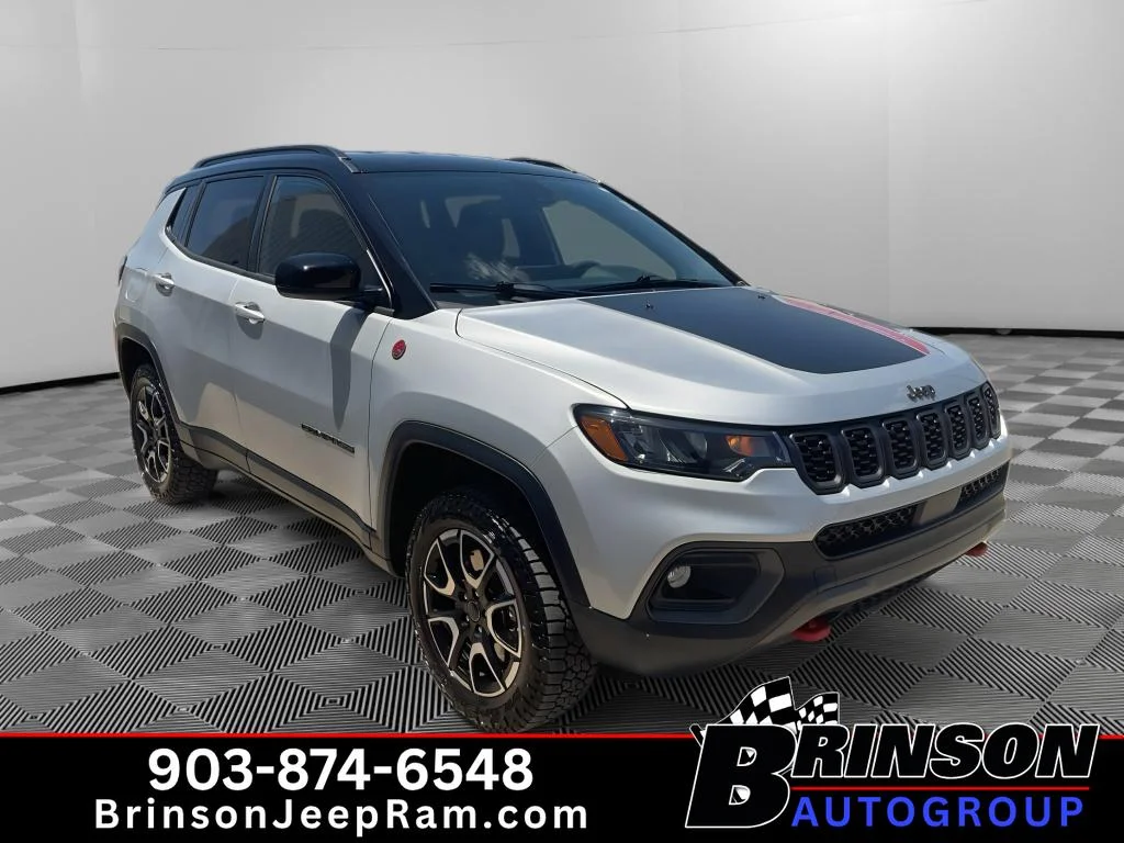 Used 2025 Silver Zynith Metallic Clearcoat Jeep Trailhawk image 3