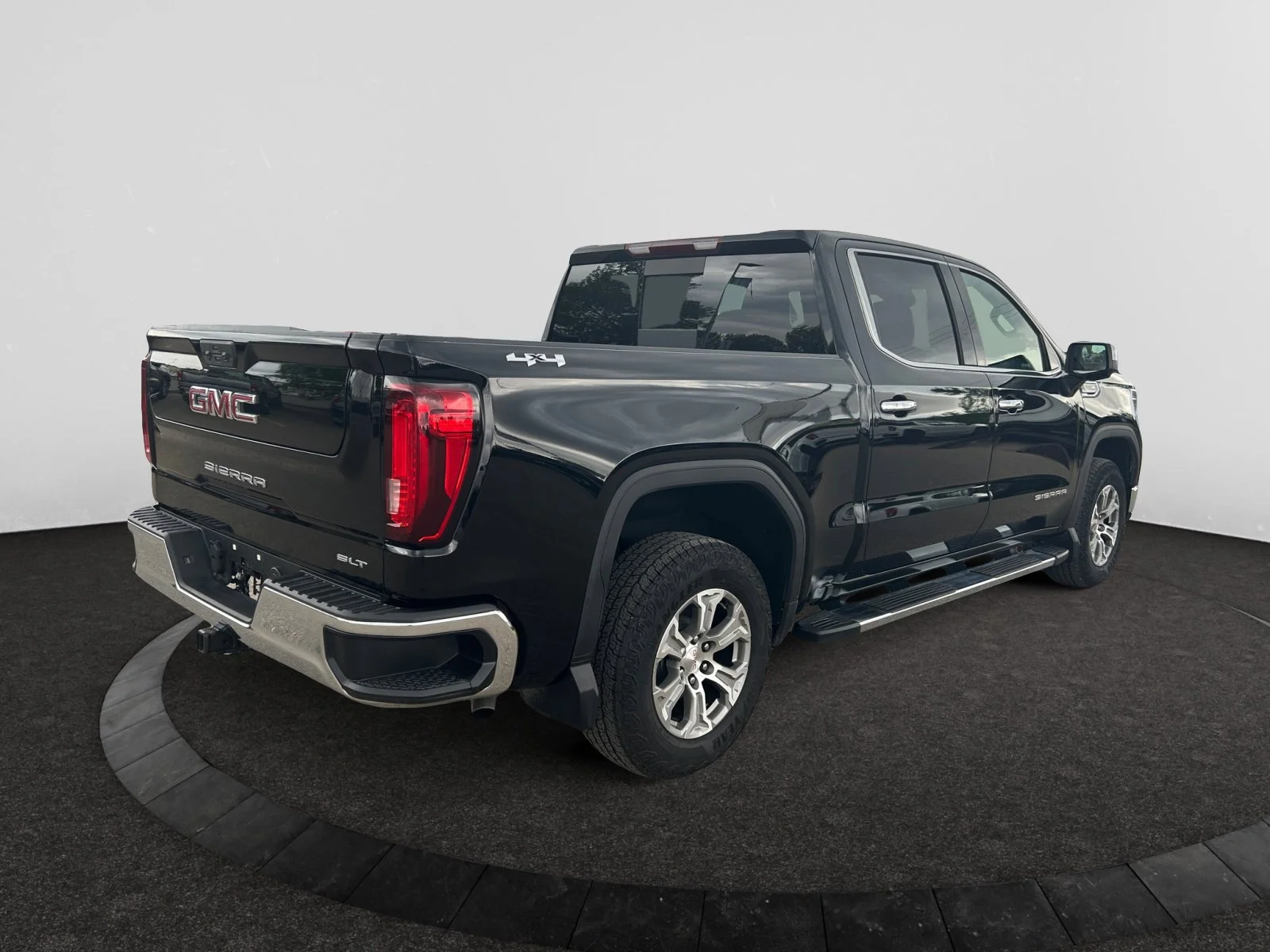 Used 2025 Black GMC SLT Crew Cab image 5