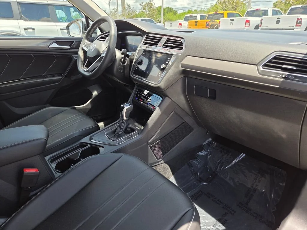 Used 2023 Silver Metallic Volkswagen SE image 14