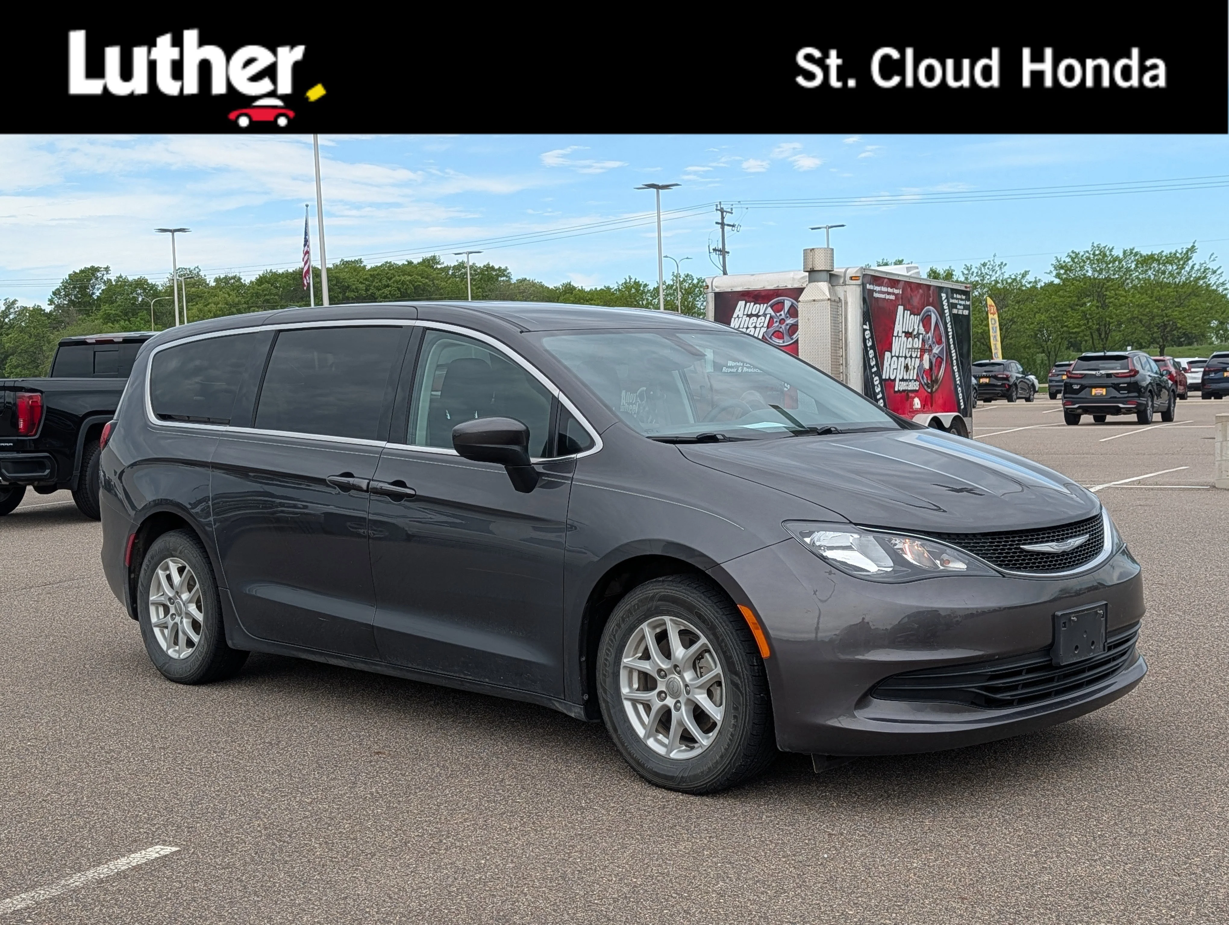 2017 Chrysler Pacifica Touring's photo