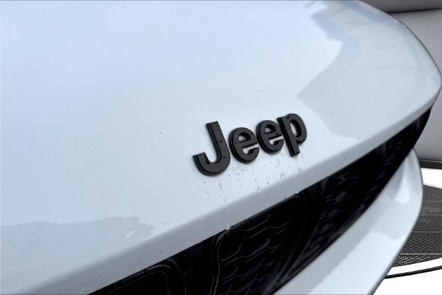Used 2022 White Jeep Altitude image 34