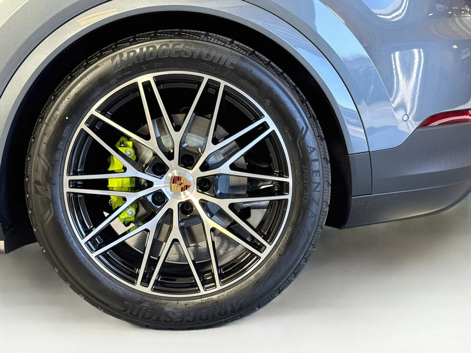 New 2026 Vanadium Grey Metallic Porsche E-Hybrid image 23