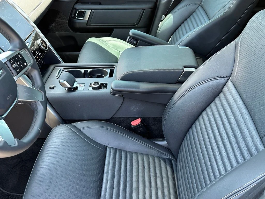Used 2025  Land Rover Dynamic SE image 10