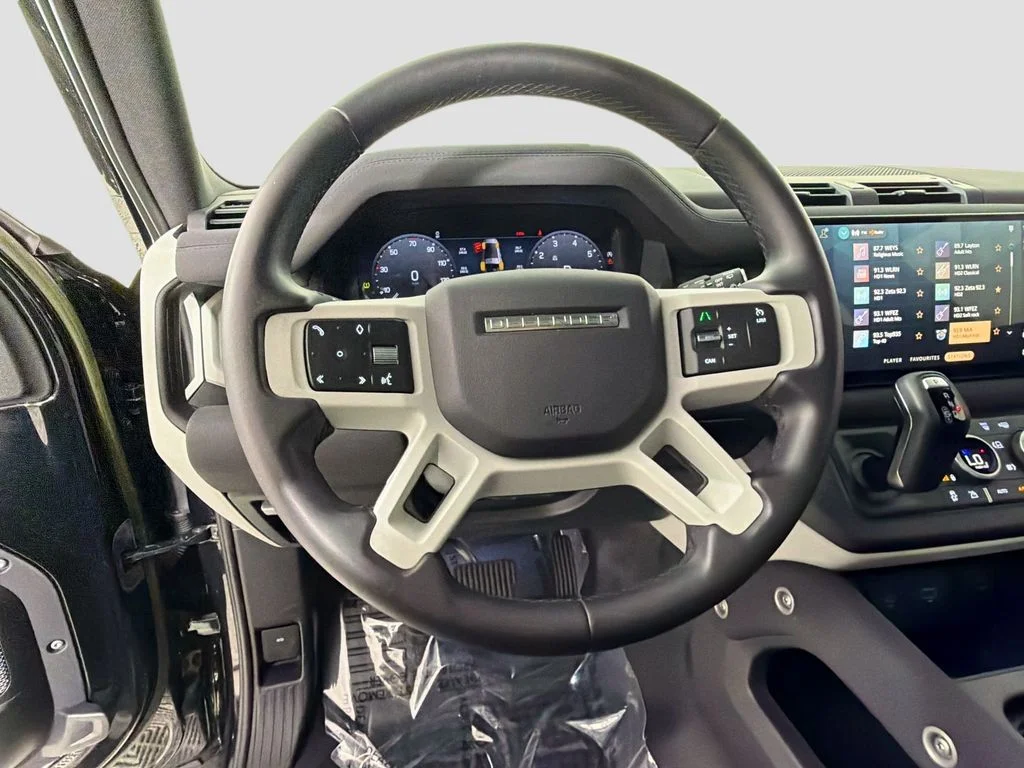Used 2023 Santorini Black Metallic Land Rover SE image 11