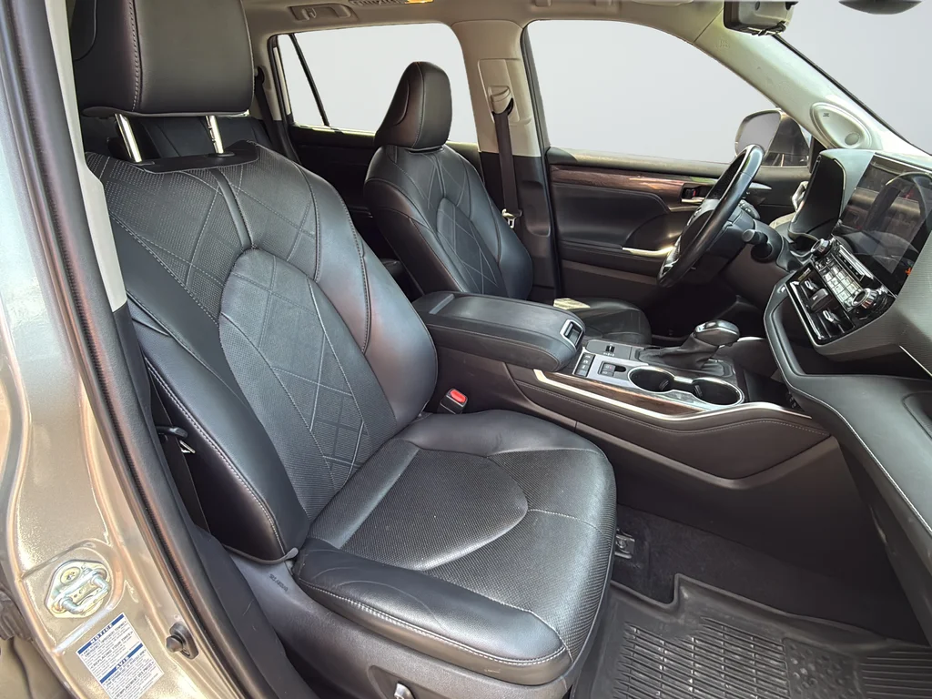 Used 2021 Silver Toyota Platinum image 26