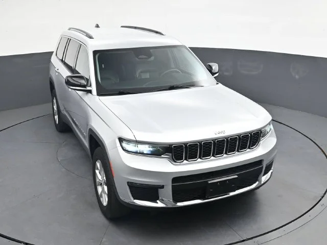 Used 2023 Silver Jeep Limited image 31