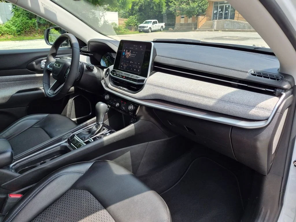 Used 2022 White Jeep Latitude image 23