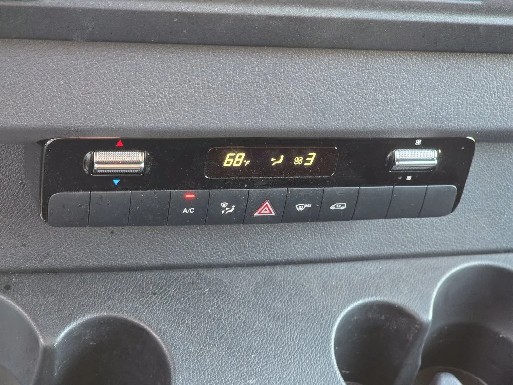 Used 2024  Mercedes-Benz Standard Roof image 17
