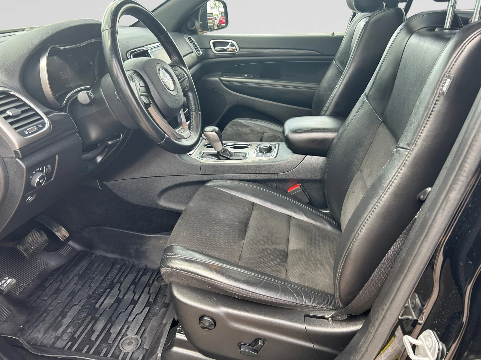 Used 2019 Diamond Black Crystal Pearl Jeep ALTITUDE image 13