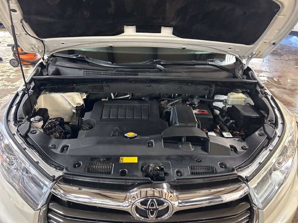 Used 2015 White Toyota XLE V6 image 10