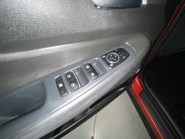 Used 2020 Red Hyundai SE image 13