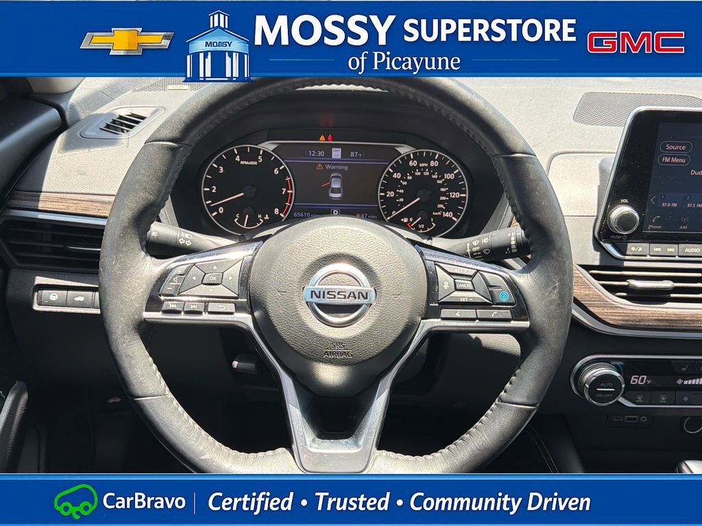 Used 2020 Gray Nissan Platinum FWD image 17