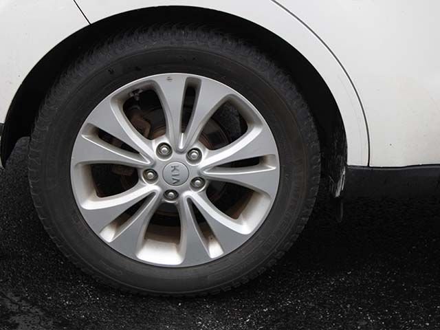 Used 2016 Clear White Kia Plus image 8