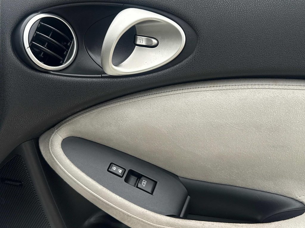 Used 2010 Pearl White Nissan Touring image 13