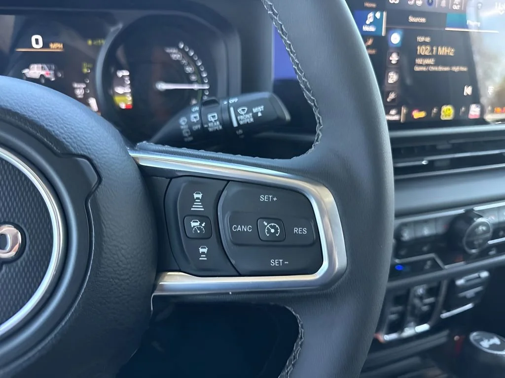 Used 2025 White Jeep Sahara image 18