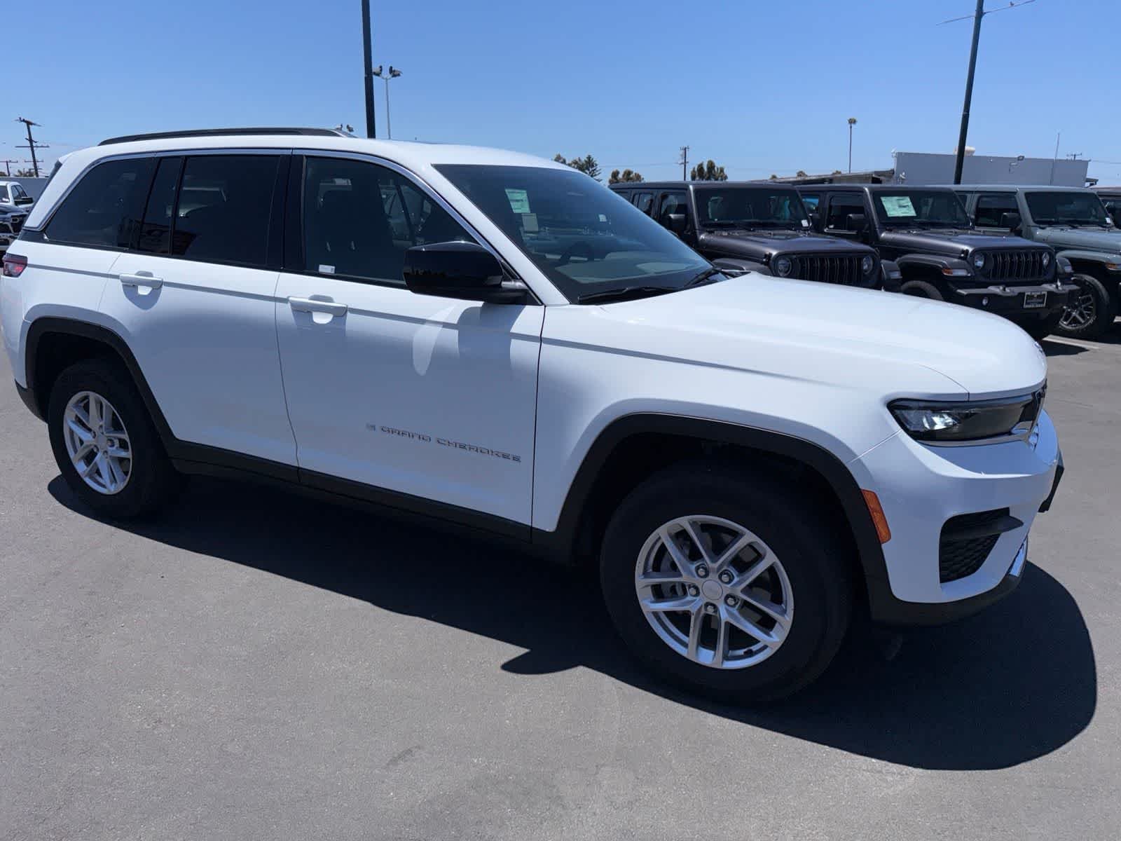 Used 2025 Bright White Clearcoat Jeep Laredo X image 8