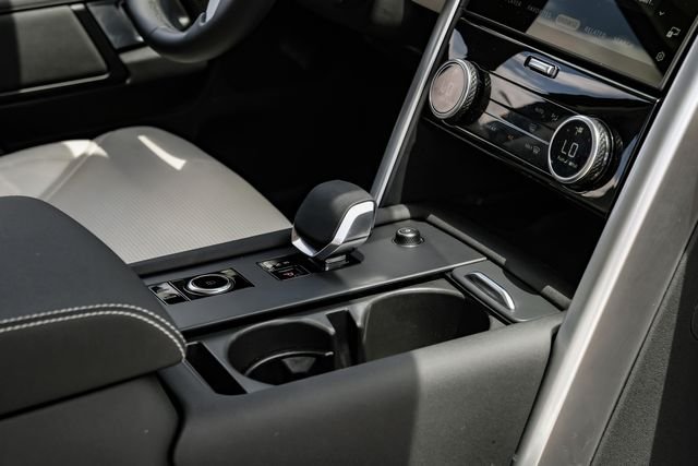 Used 2025 White Land Rover Dynamic SE image 30